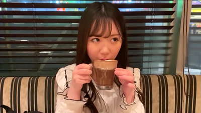 Tha i na caraid a bhuineadh don aon chlub aig an oilthigh.And is i an nighean as tarraingiche anns a’ chlub.Tha seo na àile gnè Iapanach.